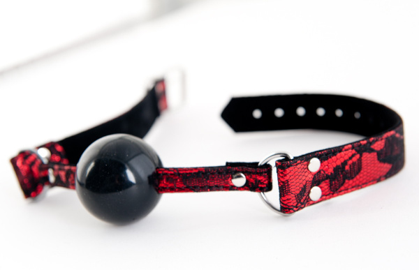 Кляп с кружевным  ремешком TOYFA Marcus, красный, 62 см